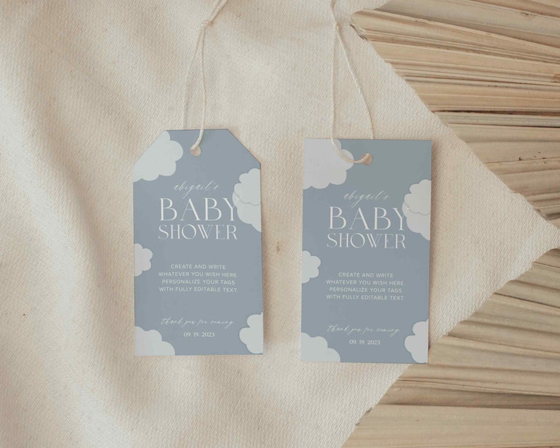K&ouml;nnte beinhalten: Zwei hellblaue Baby Shower-Geschenk-Etiketten mit wei&szlig;en Wolken und dem Text "Abigail's Baby Shower" und "Erstelle und schreibe, was du m&ouml;chtest. Personalisieren Sie Ihre Etiketten mit vollst&auml;ndig bearbeitbarem Text." Die Etiketten enthalten auch das Datum "09.19.2021".