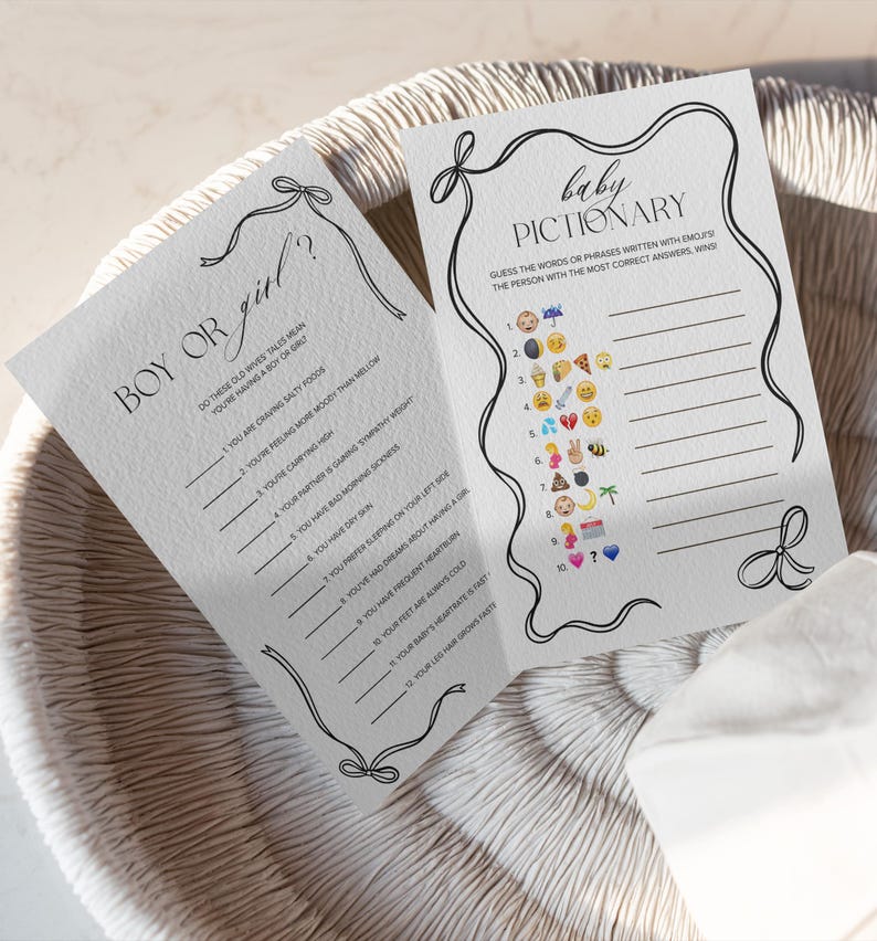 Puede incluir: Dos tarjetas blancas para un juego de baby shower. Una tarjeta dice "&iquest;Ni&ntilde;o o ni&ntilde;a?" con una lista de preguntas. La otra tarjeta dice "Baby Pictionary" con pistas de emoji. Ambas tarjetas tienen bordes negros decorativos.