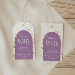 Puede incluir: Dos etiquetas de regalo para baby shower de color morado y blanco con detalles de mariposas doradas. El texto en las etiquetas dice "Baby Shower de Abigail" y "Crea y escribe lo que quieras aqu&iacute;. Personaliza tus etiquetas con texto totalmente editable. Gracias por venir 09.19.2023".