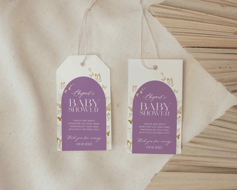 Puede incluir: Dos etiquetas de regalo para baby shower de color morado y blanco con detalles de mariposas doradas. El texto en las etiquetas dice "Baby Shower de Abigail" y "Crea y escribe lo que quieras aqu&iacute;. Personaliza tus etiquetas con texto totalmente editable. Gracias por venir 09.19.2023".
