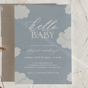 K&ouml;nnte beinhalten: Eine blaue Babyparty-Einladung mit wei&szlig;en Wolken und dem Text "hello baby" und "Please join us to celebrate abigail mackinju". Die Einladung enth&auml;lt Datum, Uhrzeit, Ort und RSVP-Informationen.