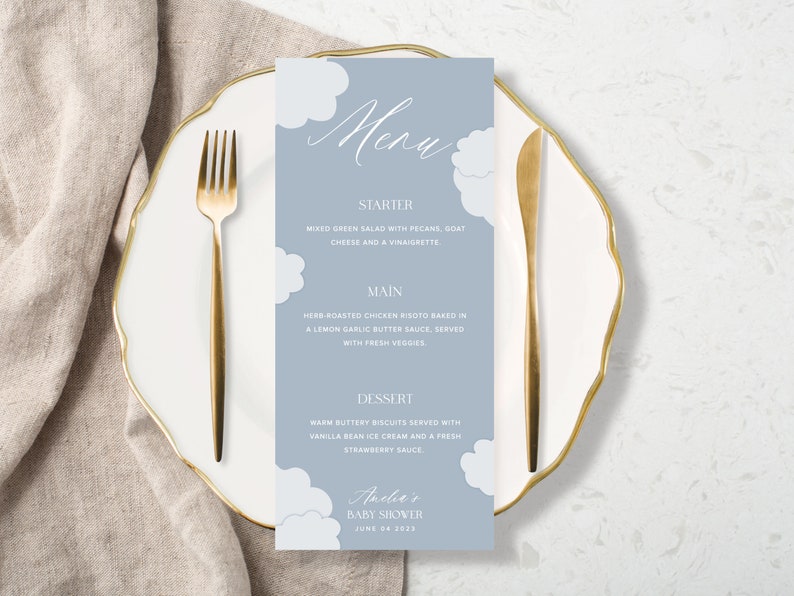 K&ouml;nnte beinhalten: Ein blaues und wei&szlig;es Baby Shower Men&uuml; mit einem Wolken-Design. Das Men&uuml; listet Vorspeise, Hauptgericht und Dessert auf. Der Text unten lautet "Amelie's Baby Shower June 04 2023".