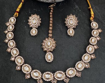 Conjunto de collar gargantilla delicado bicolor Kundan Polki CZ Plata Oro Antiguo Blanco: Joyería para damas de honor y niñas de boda india con mangtika