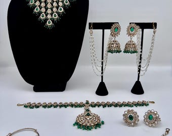 Conjunto de collar gargantilla de oro antiguo y verde esmeralda: joyería nupcial llamativa para bodas indias.