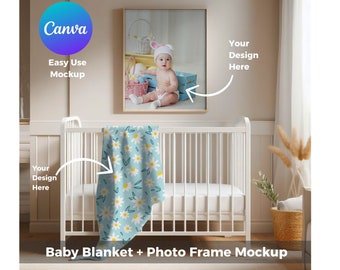 Könnte beinhalten: Ein weißes Babybett mit einer blauen und weißen Babydecke mit einem Gänseblümchenmuster. Ein gerahmtes Foto eines Babys mit Hasenohren hängt an der Wand über dem Babybett. Der Text "Your Design Here" steht an der Wand neben dem Bilderrahmen. Der Text "Baby Blanket + Photo Frame Mockup" steht unter dem Babybett.