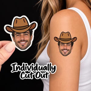 Puede incluir: Un tatuaje temporal y una pegatina con el retrato realista de una persona sonriente con un sombrero de vaquero marr&oacute;n. El dise&ntilde;o est&aacute; recortado individualmente con un borde blanco. El texto "Individually Cut Out" aparece en una fuente blanca.