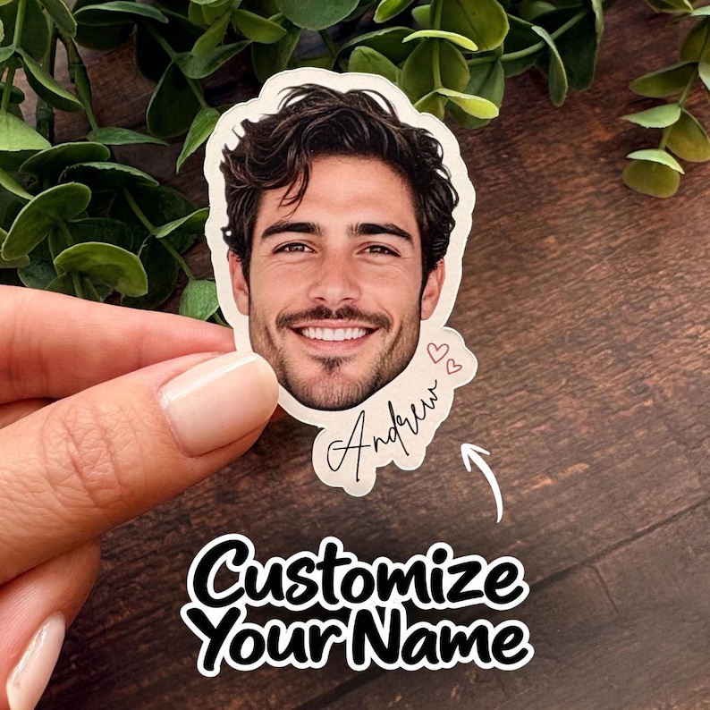 Puede incluir: Una pegatina personalizada troquelada con el retrato realista de una persona sonriente con pelo oscuro y barba. La pegatina incluye el nombre Andrew escrito en letra cursiva negra junto a dos peque&ntilde;os contornos de corazones rojos sobre fondo blanco.
