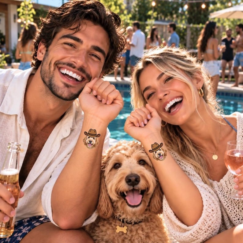 Puede incluir: Dos tatuajes temporales que muestran a un perro de color dorado con un sombrero de vaquero marr&oacute;n, aplicados en las mu&ntilde;ecas. El dise&ntilde;o presenta una ilustraci&oacute;n detallada de la cara de un perro con expresi&oacute;n sonriente y un sombrero en la cabeza.