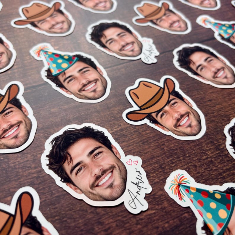 Puede incluir: Una colecci&oacute;n de pegatinas troqueladas que muestran el rostro de una persona sonriente. Algunas pegatinas muestran el rostro con un sombrero de vaquero marr&oacute;n, mientras que otras presentan un sombrero de fiesta azul verdoso con lunares rojos y amarillos.