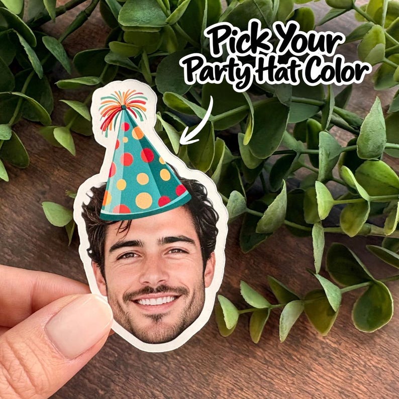 Puede incluir: Una pegatina personalizada con el rostro de una persona sonriente que lleva un gorro de fiesta color verde azulado con lunares rojos y amarillos y una borla multicolor. El texto Pick Your Party Hat Color aparece arriba con una flecha.