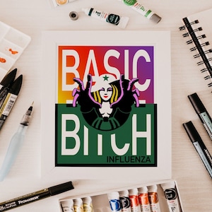 Puede incluir: Una impresión enmarcada en blanco con un diseño gráfico colorido. El gráfico presenta a una mujer con una estrella en la cabeza y el texto "BASIC BITCH INFLUENZA".