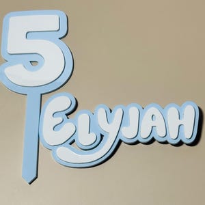 Topper per torta a tema Bluey/Ciondolo personalizzato con nome e numero