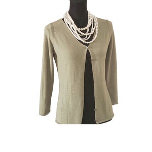 Cárdigan tipo suéter con cuello en V y botón sin cuello exclusivo de Neiman Marcus, talla S