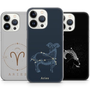 Puede incluir: Tres fundas para teléfono con temática zodiacal. Las fundas son negras, grises y azules. Cada funda presenta una imagen estilizada de la constelación de Aries y la palabra "Aries".