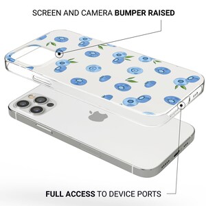Puede incluir: Una funda transparente para tel&eacute;fono con un parachoques elevado para proteger la pantalla y la c&aacute;mara. La funda tiene un fondo blanco con un patr&oacute;n de ar&aacute;ndanos azules.  "SCREEN AND CAMERA BUMPER RAISED" y "FULL ACCESS TO DEVICE PORTS" est&aacute;n escritos en la imagen.