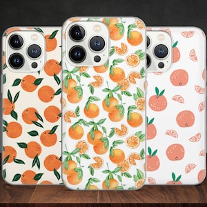 Puede incluir: Tres fundas transparentes para teléfono con fondo blanco y un patrón de naranjas y hojas. Las fundas están diseñadas para un iPhone.