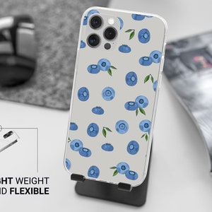 Puede incluir: Una funda transparente para tel&eacute;fono con fondo blanco y un patr&oacute;n de ar&aacute;ndanos azules. La funda est&aacute; dise&ntilde;ada para un tel&eacute;fono con una protuberancia de c&aacute;mara y tiene un dise&ntilde;o ligero y flexible.