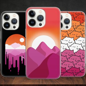 Könnte beinhalten: Drei Handyhüllen mit unterschiedlichen Designs. Die erste Hülle hat einen schwarzen Hintergrund mit einem Sonnenuntergang und Bergen in Rosa, Orange und Weiß. Die zweite Hülle hat einen rosa, orange und weißen Sonnenuntergang mit Bergen. Die dritte Hülle hat einen weißen Hintergrund mit einem Muster aus rosa, orange und weißen Katzen.