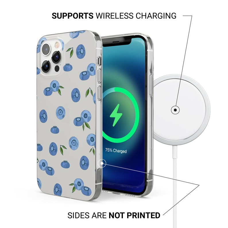 Puede incluir: Una funda transparente para tel&eacute;fono con fondo blanco y un patr&oacute;n de ar&aacute;ndanos azules. La funda se muestra en un tel&eacute;fono con una animaci&oacute;n de carga inal&aacute;mbrica en la pantalla. El tel&eacute;fono se est&aacute; cargando con una plataforma de carga inal&aacute;mbrica.