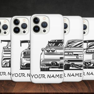 Puede incluir: Cuatro fundas blancas para iPhone con contornos negros de coches deportivos japoneses. Las fundas tienen el texto "YOUR NAME" impreso en la parte inferior.
