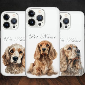 Puede incluir: Tres fundas blancas para iPhone con un texto personalizado "Nombre de la mascota" y una ilustración de un perro Cocker Spaniel marrón y blanco.