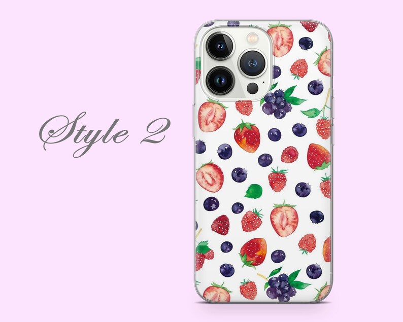 Puede incluir: Una funda transparente para tel&eacute;fono con fondo blanco y un patr&oacute;n de fresas rojas, ar&aacute;ndanos y frambuesas. La funda tiene un recorte para el objetivo de la c&aacute;mara.