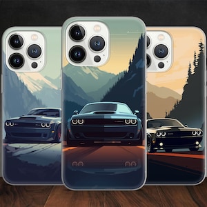 以下が含まれることがあります： 山と車のデザインが施された携帯電話ケースが3つ。ケースは透明で、山岳地帯のワインディングロードを走る黒い車が映し出されています。車はダッジチャレンジャーです。