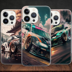 Pode incluir: Três capas de telemóvel com designs dinâmicos de carros de corrida. As capas apresentam ilustrações vibrantes de carros de corrida em ação, com gráficos detalhados e uma sensação de velocidade. Cada capa tem um design de carro diferente, com uma variedade de cores e estilos.