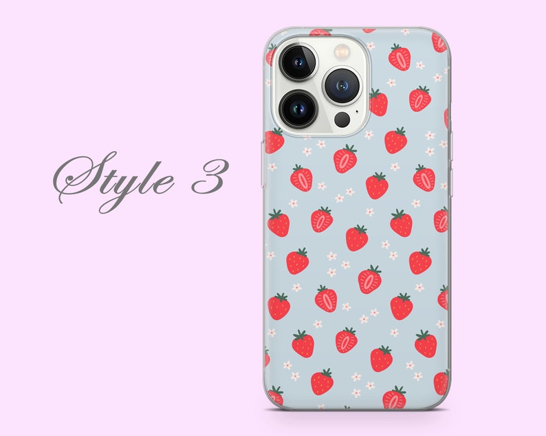Puede incluir: Una funda transparente para tel&eacute;fono con fondo azul claro y un patr&oacute;n de fresas rojas y flores blancas. La funda est&aacute; dise&ntilde;ada para un tel&eacute;fono con un sistema de c&aacute;mara triple.