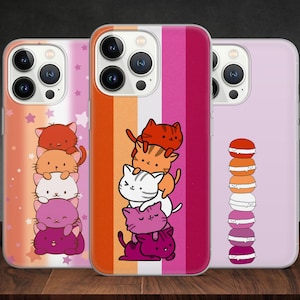 Pode incluir: Três capas de telemóvel com designs diferentes. Uma capa tem uma pilha de gatos de desenho animado em laranja, branco e rosa. Outra apresenta uma pilha de macarons em tons de laranja e rosa. A terceira capa tem um fundo gradiente com estrelas e uma pilha de gatos.