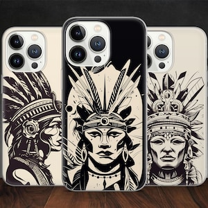 Puede incluir: Tres fundas para iPhone con un diseño en blanco y negro que presenta tocados de nativos americanos. Los tocados están detallados con plumas y patrones intrincados.