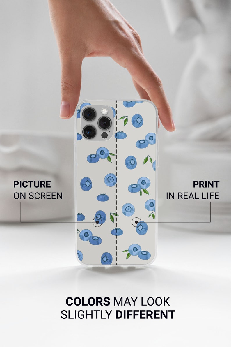 Puede incluir: Una funda transparente para tel&eacute;fono con fondo blanco y un patr&oacute;n de ar&aacute;ndanos azules. La funda se muestra sobre una superficie blanca. El texto "PICTURE ON SCREEN" y "PRINT IN REAL LIFE" se muestra a ambos lados de la funda. El texto "COLORS MAY LOOK SLIGHTLY DIFFERENT" se muestra debajo de la funda.