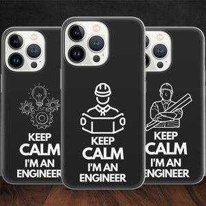 Könnte beinhalten: Drei schwarze Handyhüllen mit weißem Text und Grafiken. Der Text auf jeder Hülle lautet "Keep Calm I'm an Engineer". Die Grafiken sind eine Glühbirne mit Zahnrädern, eine Person, die einen Bauplan hält, und eine Person, die einen Schraubenschlüssel und ein Lineal hält.
