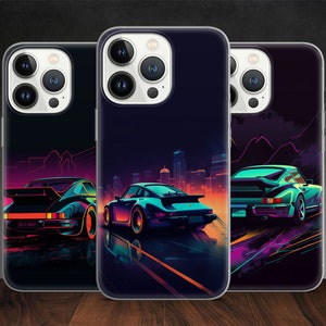 Może przedstawiać: Trzy etui na telefon z estetyką retro lat 80. przedstawiające czarny i niebieski samochód sportowy na neonowo oświetlonej drodze. Etui są przezroczyste i pokazują obiektyw aparatu telefonu.