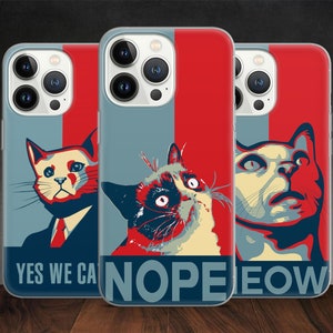 Könnte beinhalten: Drei Handyhüllen mit verschiedenen Katzenbildern und Text. Die erste Hülle zeigt eine Katze im Anzug mit dem Text "YES WE CAN". Die zweite Hülle zeigt eine grantige Katze mit dem Text "NOPE". Die dritte Hülle zeigt eine Katze mit dem Text "MEOW".