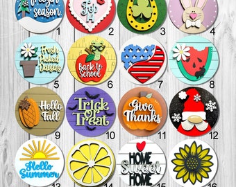 Può includere: Un set di 24 cartelli rotondi in legno con vari disegni e detti. I cartelli presentano una varietà di temi, tra cui festività, stagioni, animali e cibo. Alcuni dei cartelli includono testo come "Freezin Season", "Hello Fall", "Trick or Treat", "Give Thanks", "Home Sweet Home", "What Happens at the Lake Stays at the Lake", e "Treats".