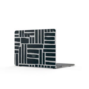 Può includere: Laptop con un design geometrico in bianco e nero. Il design presenta un motivo di forme rettangolari in nero su sfondo bianco. La parola "VAULT" è stampata in bianco nella parte inferiore centrale del laptop.