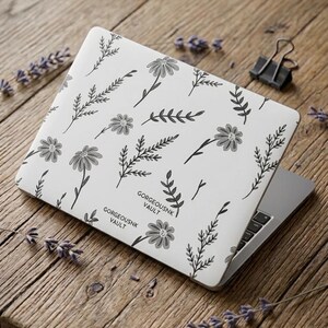 Può includere: Set di tre tazze in ceramica con finitura opaca e macchiettata. Le tazze sono nei toni del crema, grigio chiaro e grigio scuro. Ogni tazza ha un design semplice e minimalista.