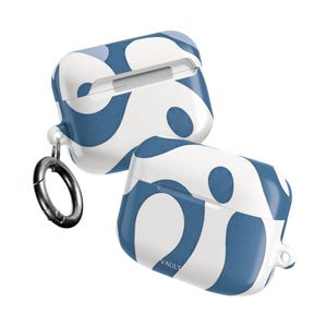 Può includere: Due custodie per AirPods con un motivo astratto blu e bianco e un moschettone argentato. Le custodie presentano un design ripetuto e la parola "VAULT" è stampata sulla custodia inferiore.