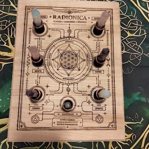 TABELL N 1 Radioniktavla i trä med 7 avtagbara kristaller, lasergravyr och helig geometri TABELL N 1