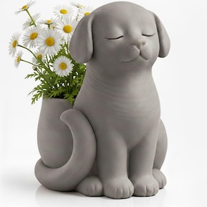 Può includere: Un vaso a forma di cane in ceramica grigia. Il cane è seduto con gli occhi chiusi, la coda arricciata. Le margherite bianche con centri gialli e fogliame verde riempiono il vaso. Un oggetto decorativo affascinante.