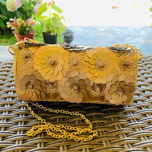 Cartera de mano dorada hecha a mano