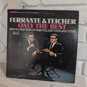 Puede incluir: Un letrero de madera rústico con la frase "Welcome to our home" en un estilo manuscrito. El letrero presenta un acabado envejecido y un diseño sencillo y acogedor, ideal para un porche o entrada.