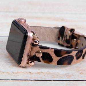 Op de afbeelding: Een Apple Watch in rosé goud met een luipaardprint band. De band is gemaakt van zacht nep bont.