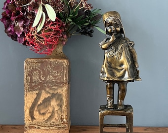 VTG-beeldje &quot;Meisje op stoel met schoen&quot;