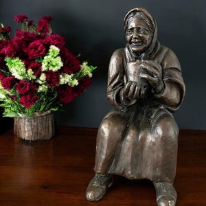 Antike Bronze Skulptur einer älteren Dame