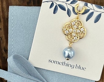 Something Blue Charm for Bride, 14K goud bedekt met Oostenrijkse kristalparel. Cadeau voor bruid. Schoen-, kousenband- of boeketbedel. Aandenken pin