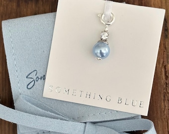 Accesorio de boda plateado "Algo Azul". Circonita cúbica brillante con perla de cristal austriaco. Regalos para despedida de soltera. Adorno para ramo.