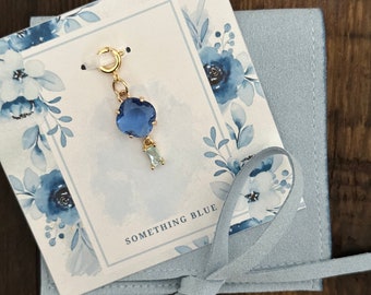 Charm quelque chose de bleu pour la mariée, perle de cristal autrichienne avec minuscule zircon bleu - excellent cadeau de douche nuptiale. Épingle à chaussures, jarretière ou bouquet.