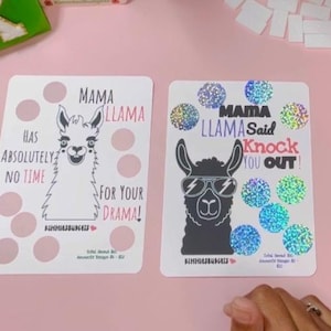 Mama Llama Pas de drame | Mama Llama a dit de vous mettre KO | Défi d'épargne à gratter | Lot de 2 articles physiques disponibles